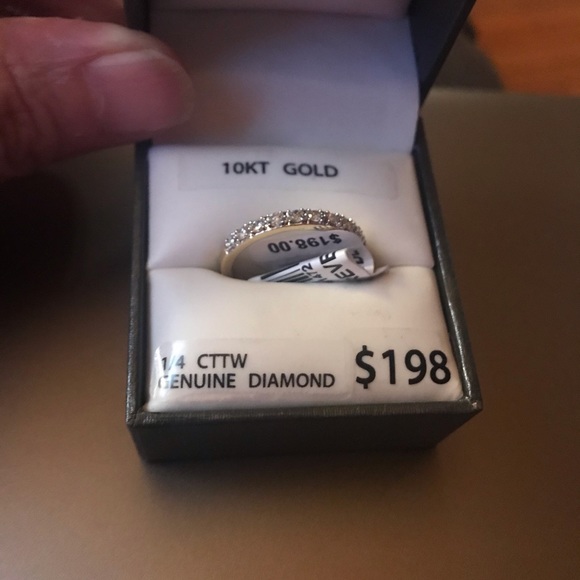 10k gold ring. Size 7 New, retails for $198 - Picture 1 of 4